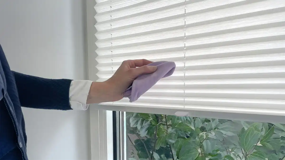 Plise perde temizliği — yumuşak fırça ile toz alma, mikrofiber bezle silme ve elde yıkama adımları