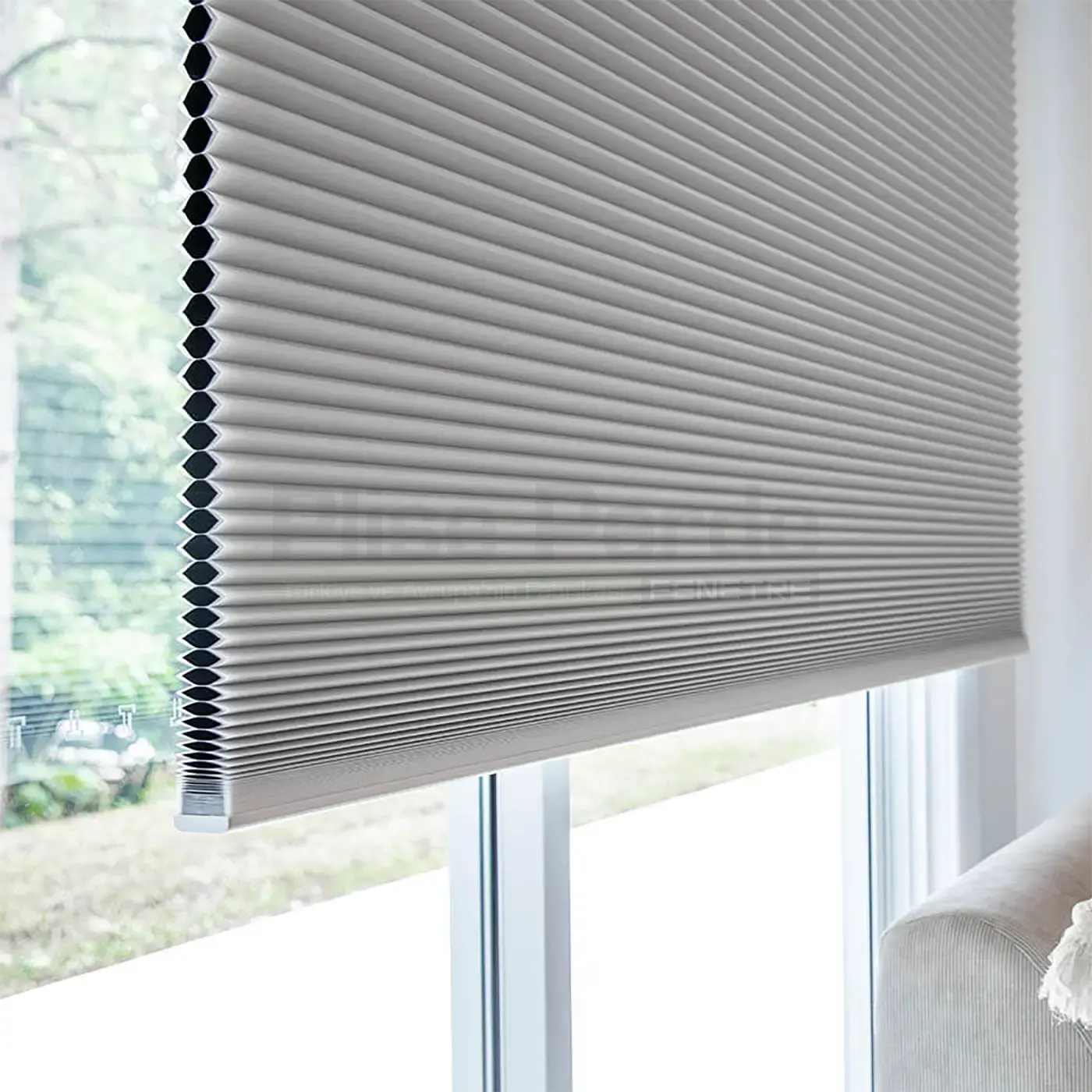 Honeycomb perde salon uygulaması — beyaz petek modeli, doğal aydınlatma