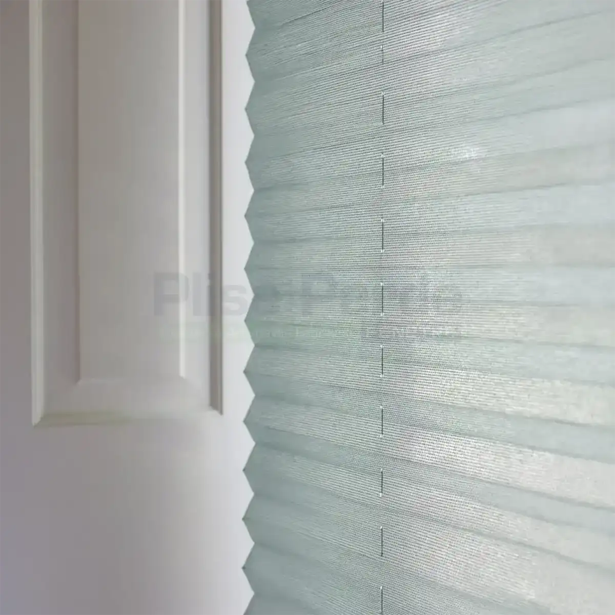 Plise perde detay görünümü — kumaş ve profil close-up