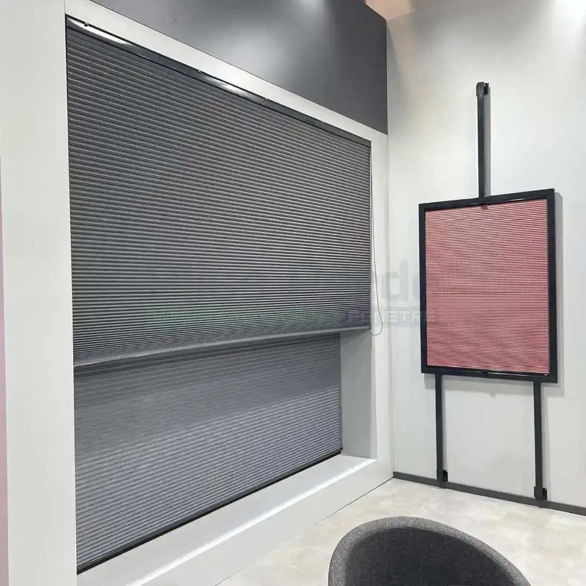 Plise perde salon uygulaması — beyaz düz model, doğal aydınlatma